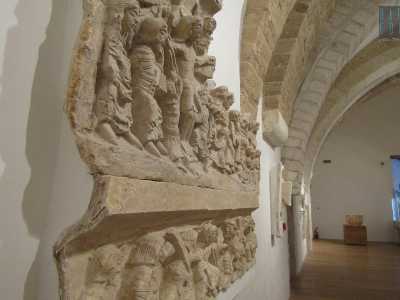 Le riproduzioni dell�arte romanica si riscontrano anche nell�area di Monte Sant'Angelo sopratutto nella riproduzione del timpano del portale principale della chiesa di San Giovanni, dove si possono osservare episodi della passione di Cristo e un particolare della sua cattura